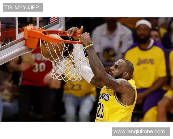 轰21+7+7，老詹预定一项历史第一！湖人22战17胜2年1100万捡到宝